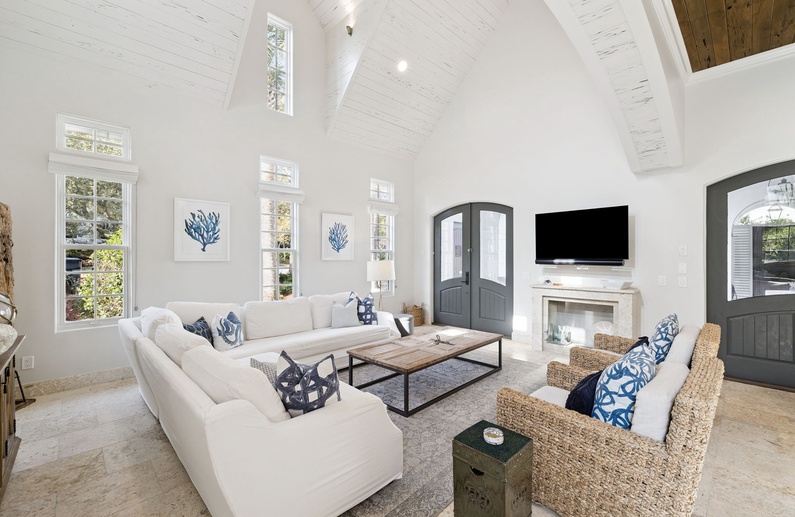 Spacious Living Area with Ample Seating