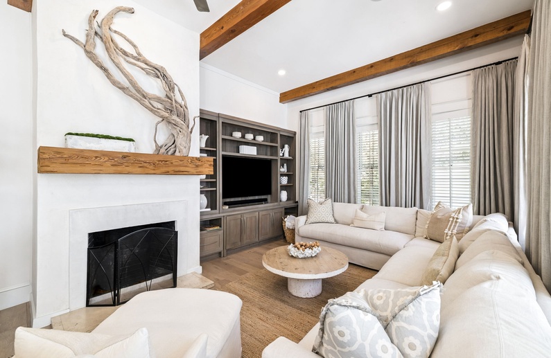 Spacious Living Area with Ample Space to Gather