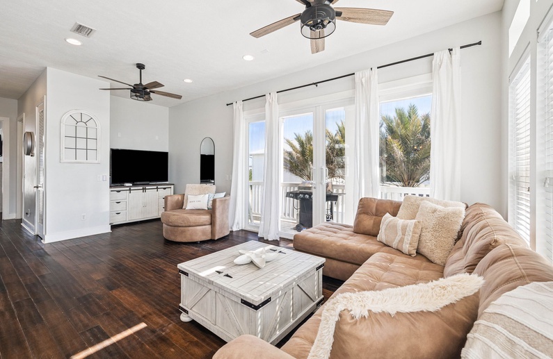 Open & Inviting Living Area!
