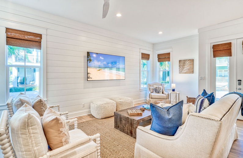 Spacious Living Area - Perfect for Gathering & Entertaining