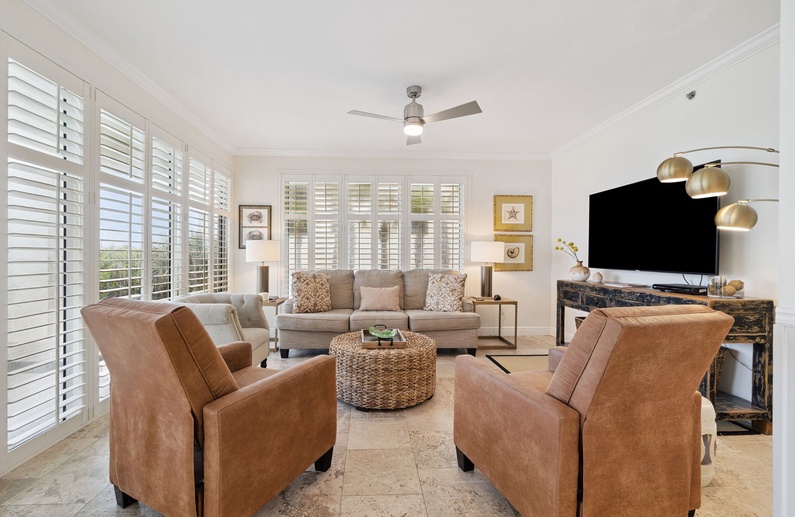 Cozy Living Area with Ample Seating