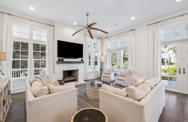 Cozy Living Area with Ample Seating