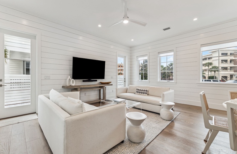 Cozy & Well Lit Living Area
