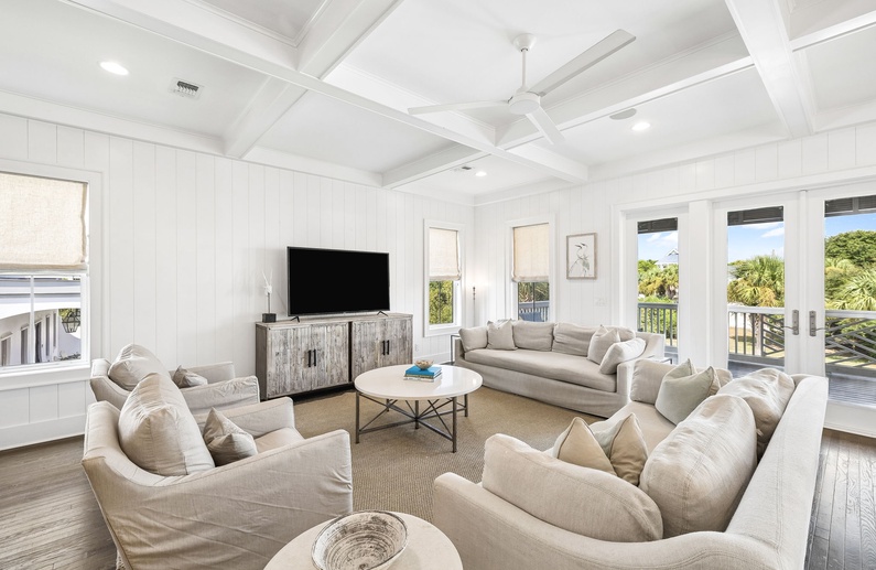 Spacious Living Area with Ample Seating