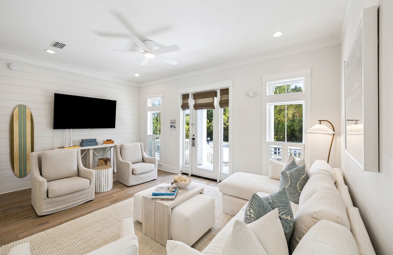 Bright & Open Living Area with Ample Seating