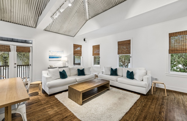Spacious Living Area with Ample Seating