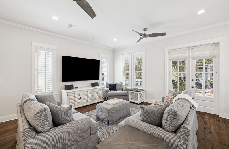 Spacious Living Area with Ample Space to Gather