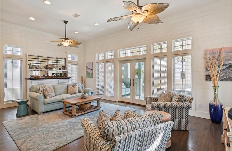 Spacious Living Area with Ample Seating