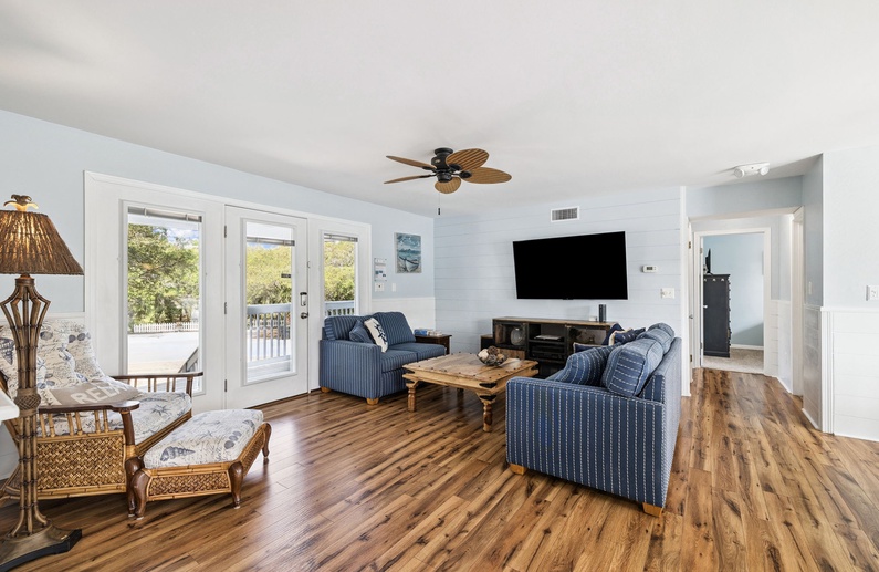 Cozy Living Area with Ample Seating