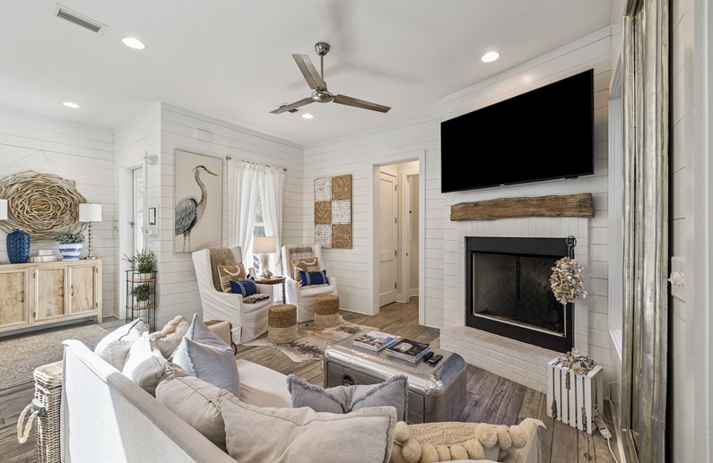 Cozy Living Area with Ample Seating