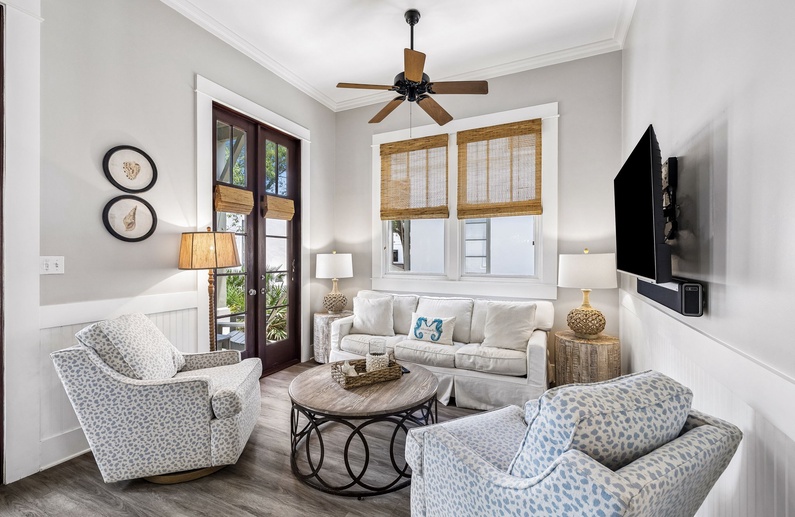 Spacious Living Area with Ample Seating