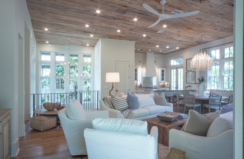 Expansive Living Area with Ample Seating