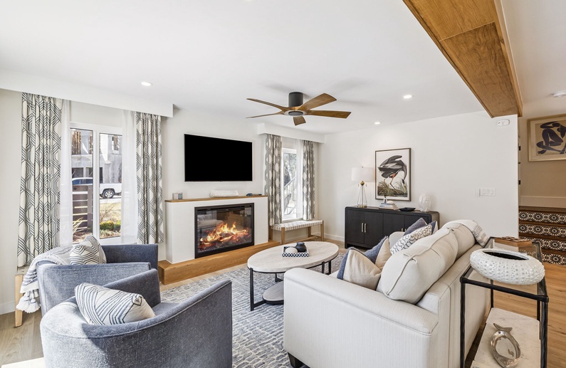 Spacious Living Area with Ample Seating