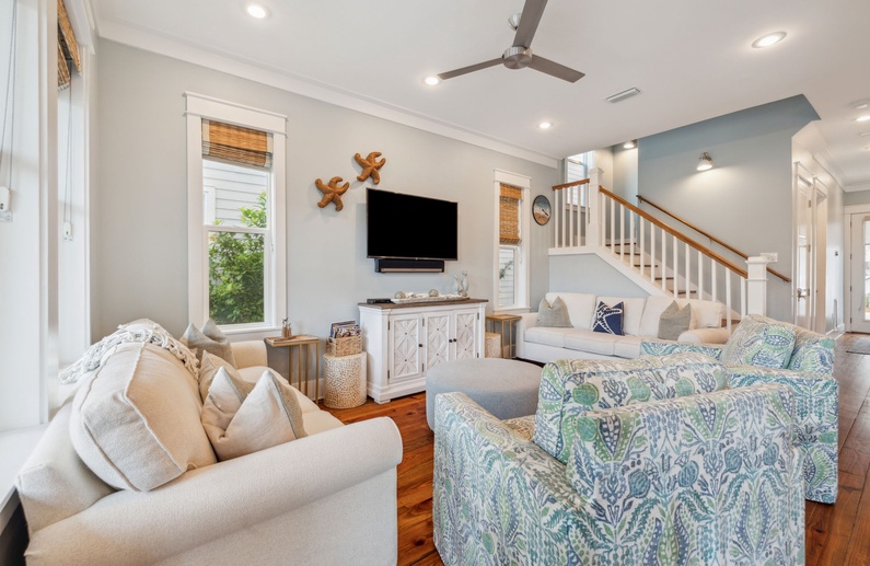 Cozy Living Area with Ample Seating