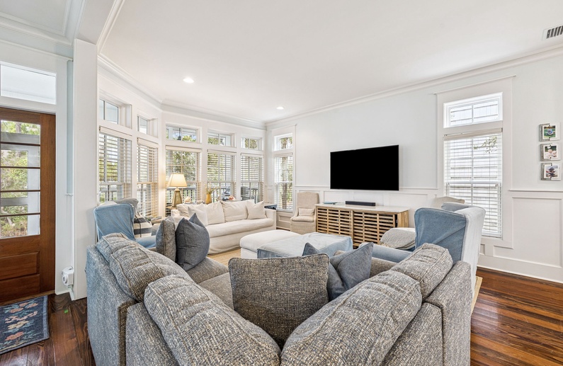 Bright & Cozy Living Area with Ample Seating