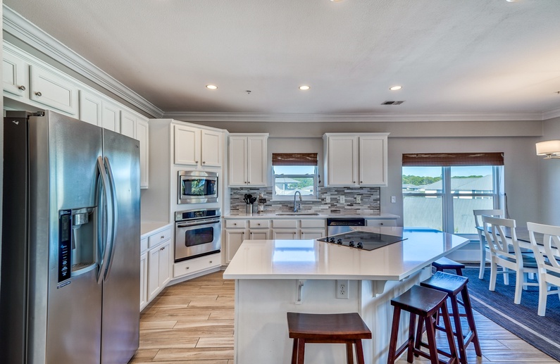 Expansive Kitchen with Stainless Steel Appliances!