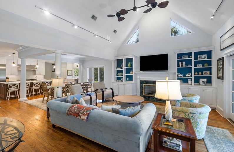 Living Area (Fireplace Not Available for Guest Use)