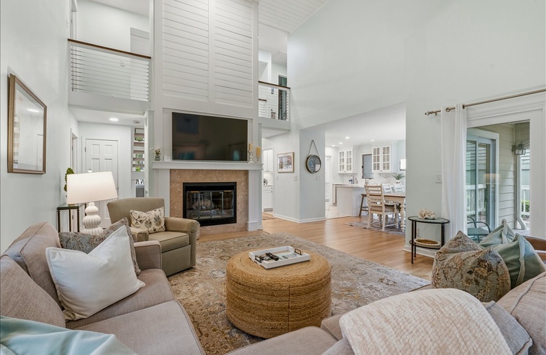 Living Area (Fireplace Not Available for Guest Use)