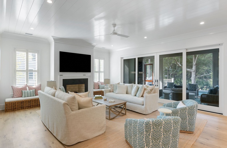 Living Area (Fireplace Not Available for Guest Use)