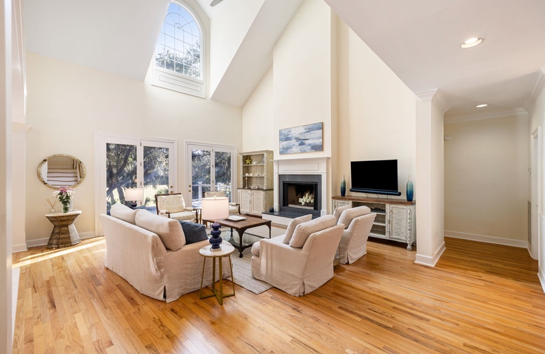 Living Area (Fireplace Not Available for Guest Use)