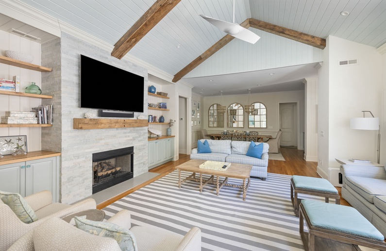Living Area (Fireplace Not Available for Guest Use)