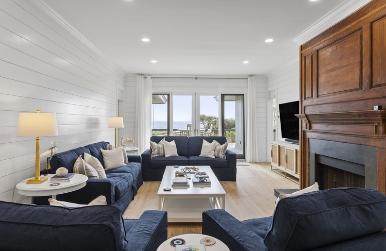 Living Area (Fireplace Not Available for Guest Use)