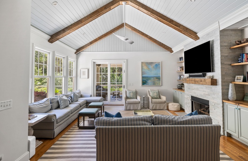 Living Area (Fireplace Not Available for Guest Use)