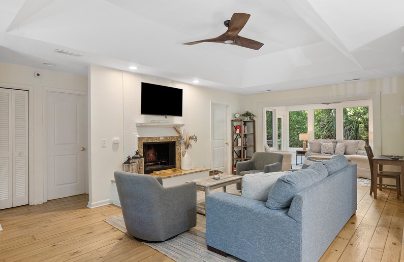 Living Area (Fireplace Not Available for Guest Use)