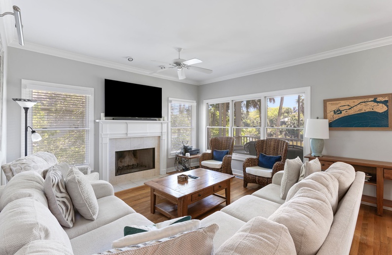 Living Area (Fireplace Not Available for Guest Use)
