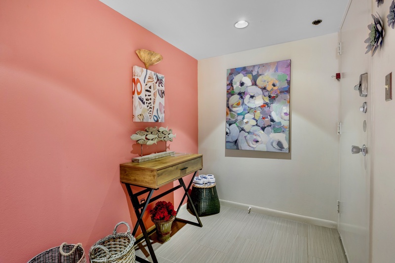 Charming entrance with decoration