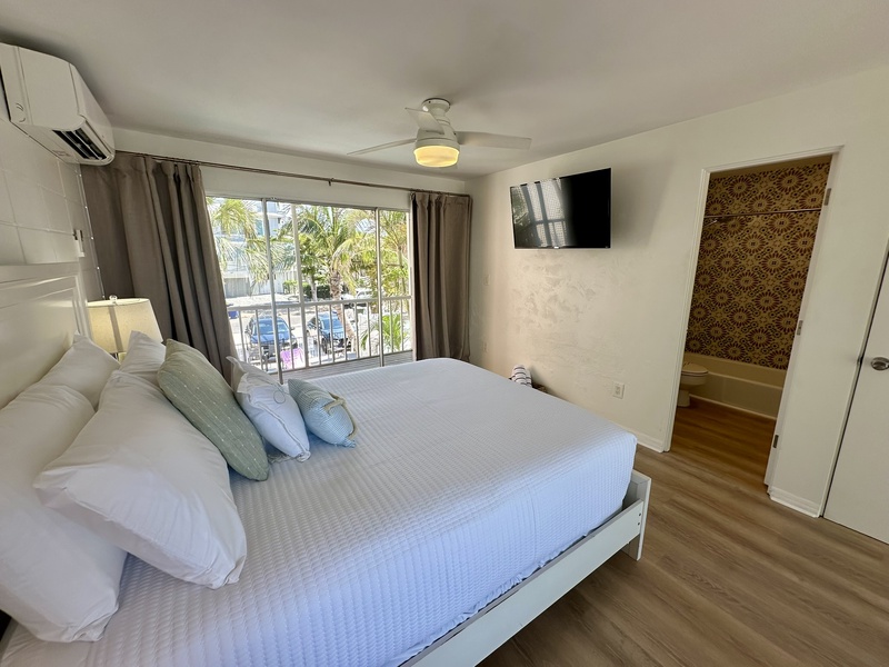 Unit B, Bedroom, Queen