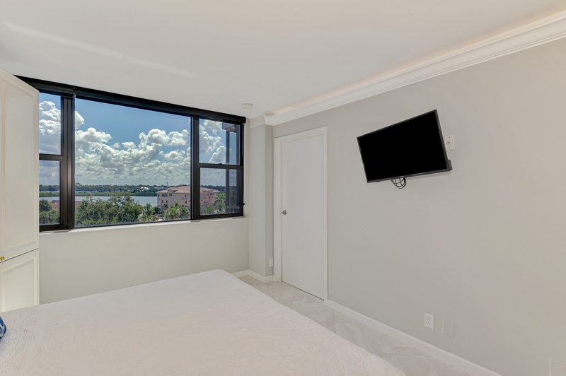 Second Bedroom, King