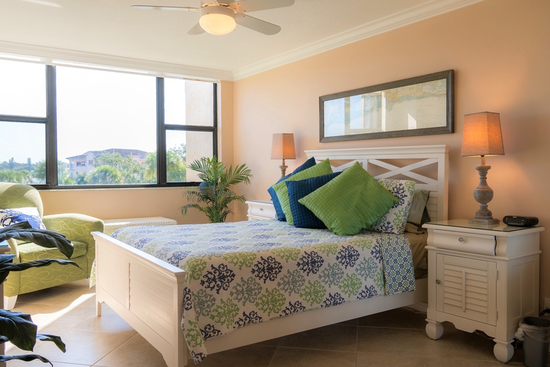 Primary Bedroom, Queen bed