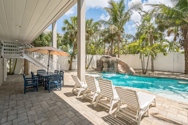 Poolside Loungers, Dining Area