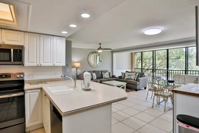 823 Kitchen LR