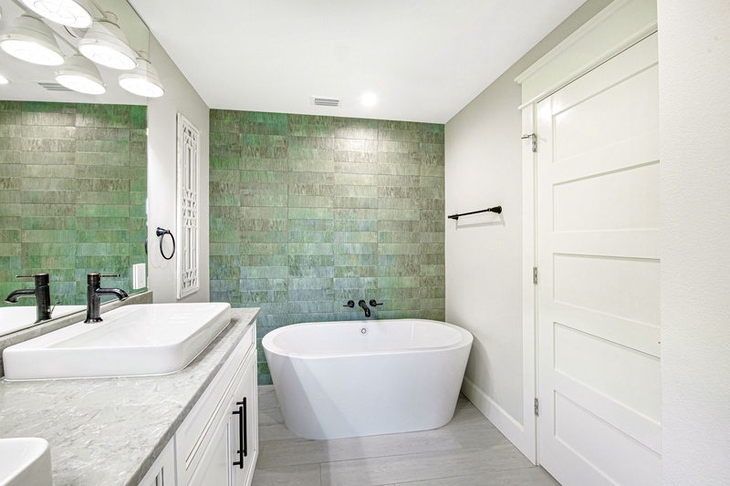 Second Bedroom (3rd Floor), Soaking Tub
