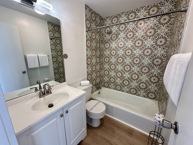 Unit B, Bathroom