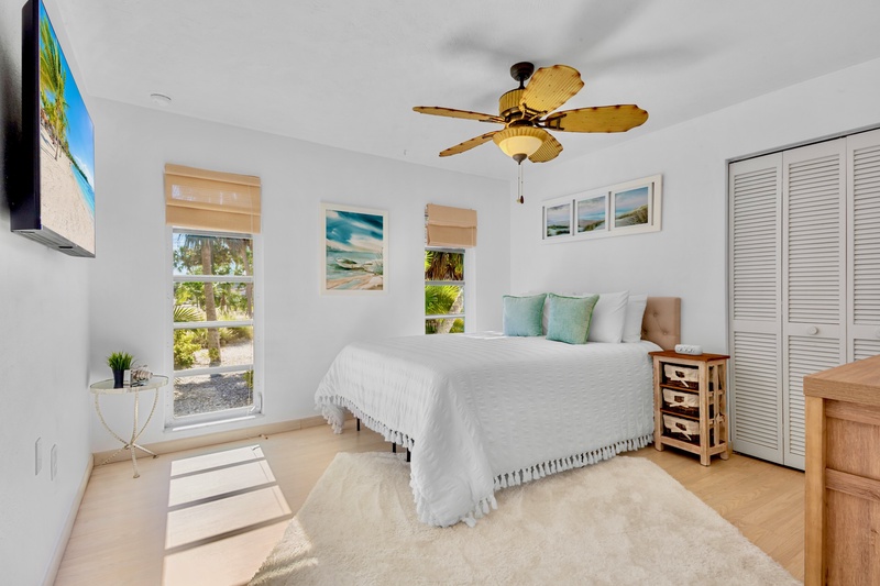 Second Bedroom, Queen bed