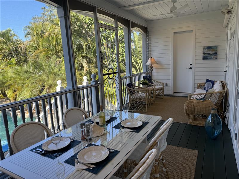 outdoor dining and lounge area