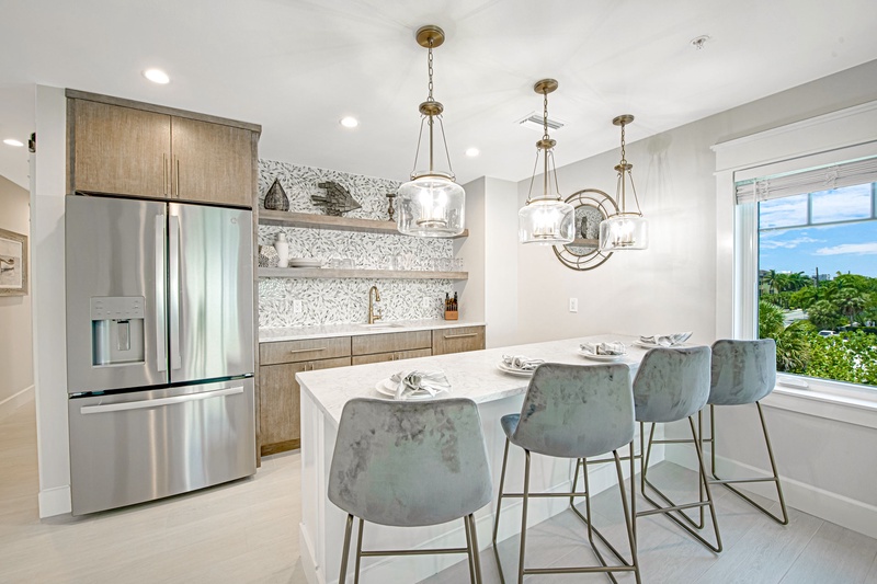 Game Room (3rd Level), Wet Bar, Bar Seating, and Fridge