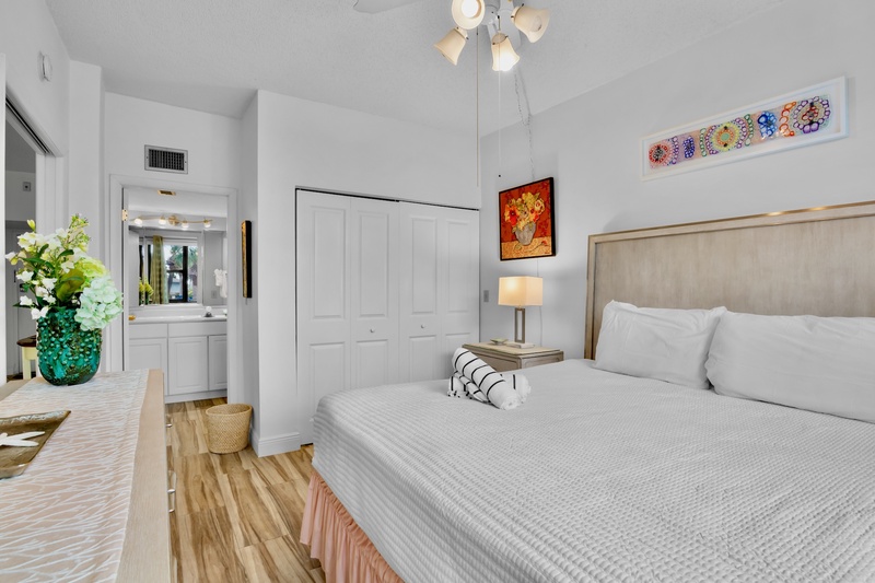 Second Bedroom, Queen bed