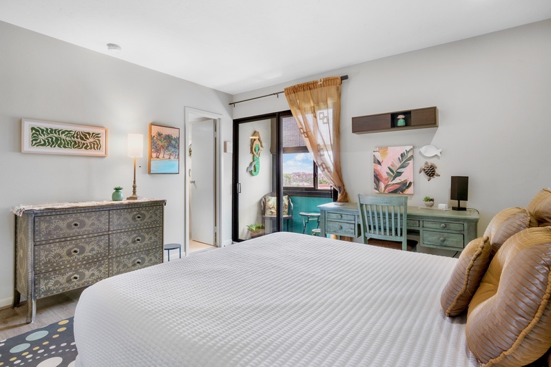 Second Bedroom, Queen