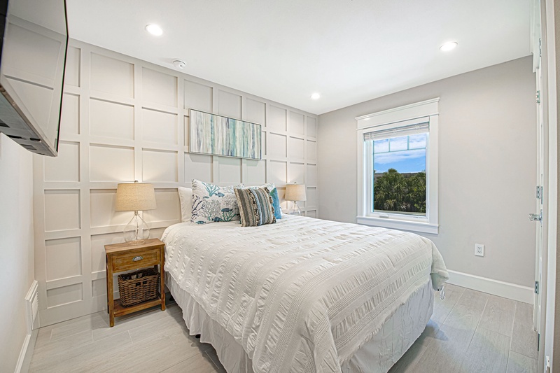 Seventh Bedroom (2nd Floor), Queen Bed with En Suite Bath