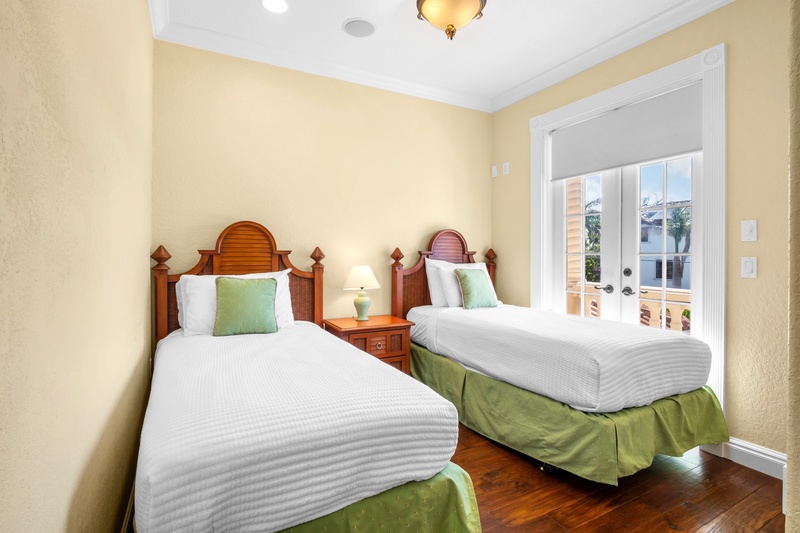 Bonus Room (2nd floor), Two twin beds