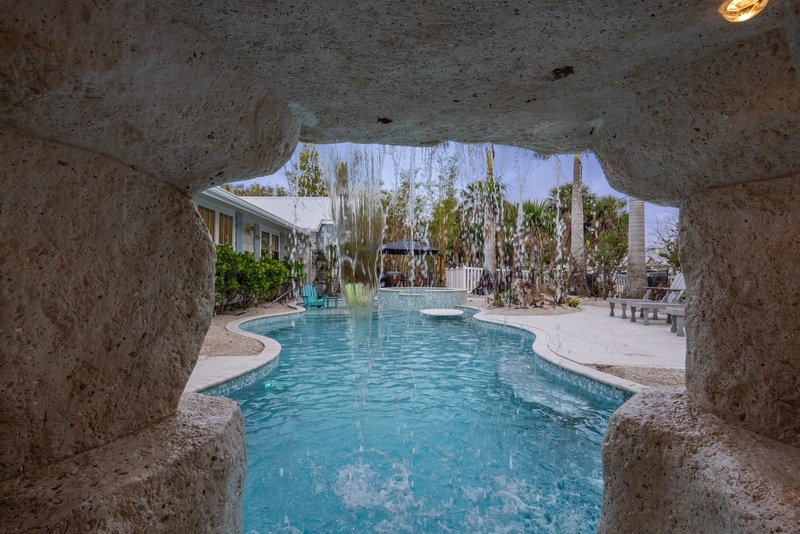 Private Pool, Waterfall