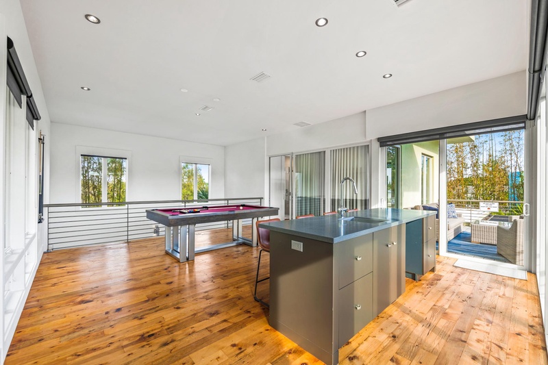 Game Room - Pool Table, Wet Bar, Balcony with Seating