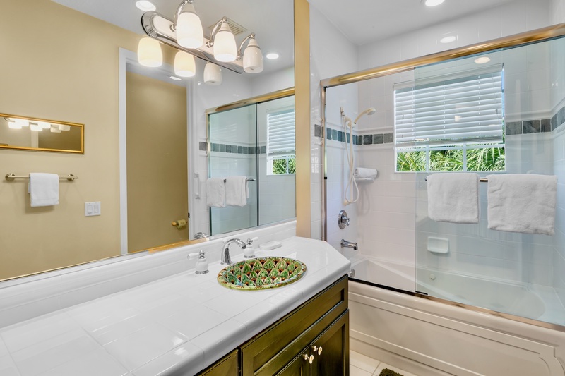 Second Bedroom (2nd floor), Queen bed