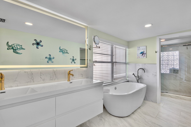 Primary Ensuite Bathroom with Soaking tub