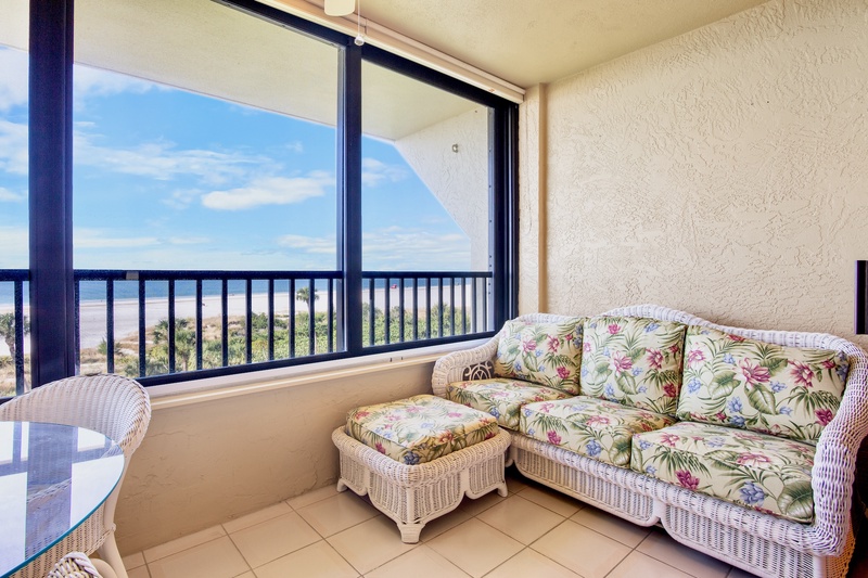 Screened lanai with comfortable seating