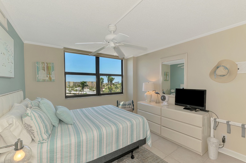 Second Bedroom, Queen bed